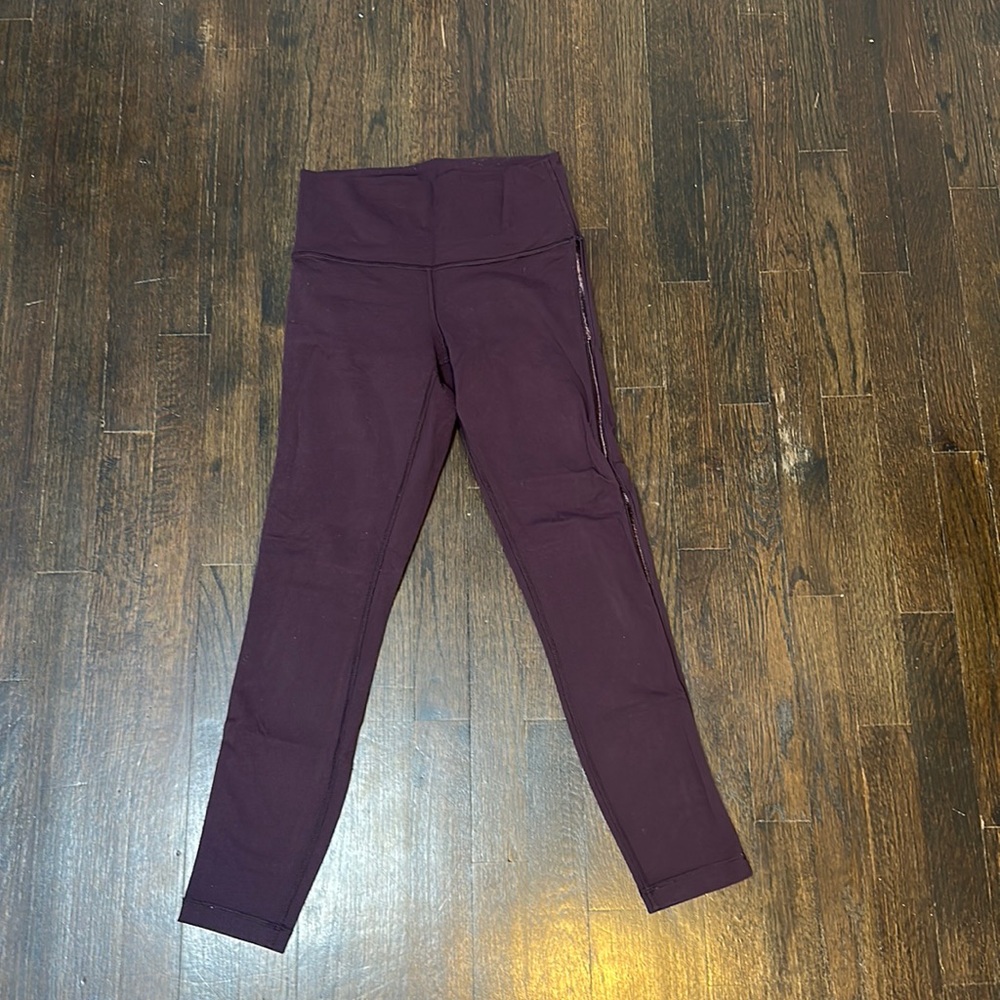 SUPER CUTE LULULEMON LEGGINGS WITH DESIGN ON SIDE OF LEGS